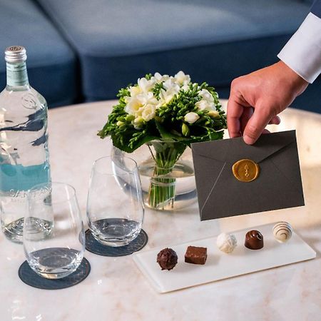 Jareed Hotel Riyadh Eksteriør bilde A butler delivers a letter