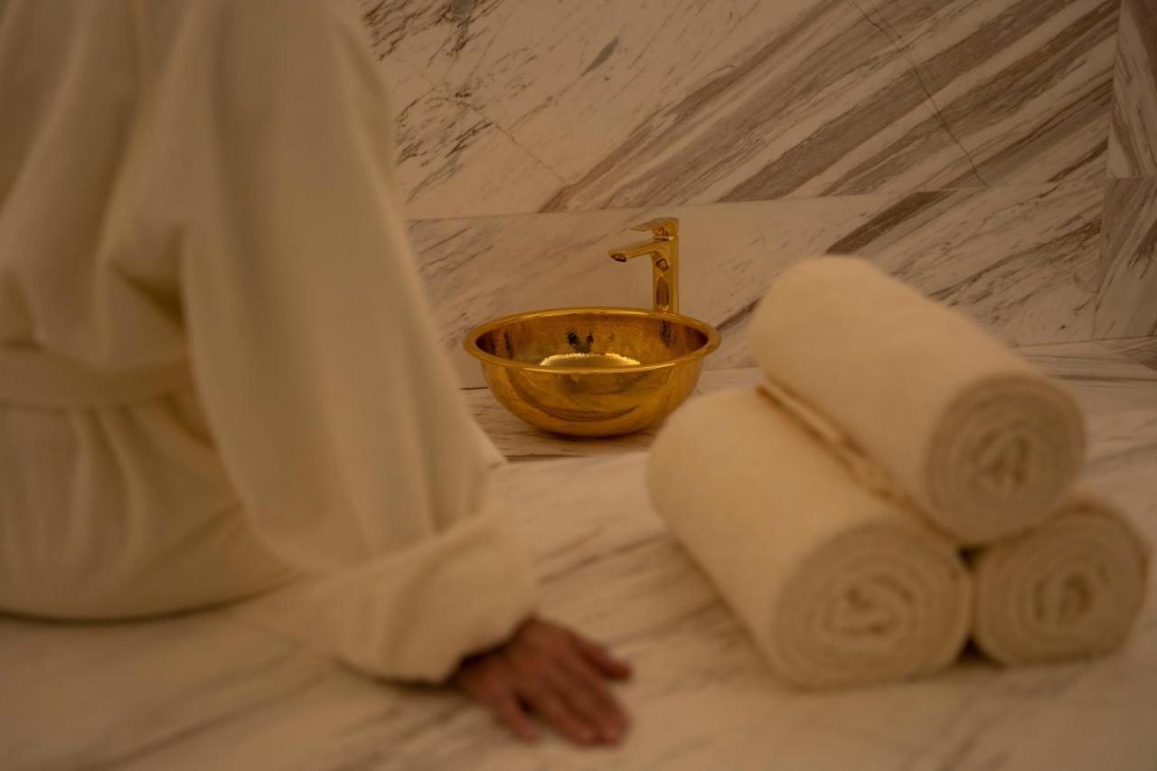 Jareed Hotel Riyadh Eksteriør bilde A golden bowl with a tap