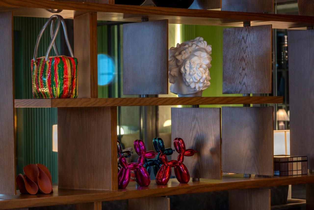 Jareed Hotel Riyadh Eksteriør bilde A balloon dog sculpture