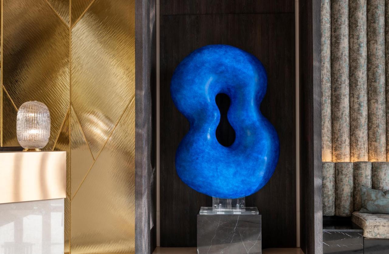 Jareed Hotel Riyadh Eksteriør bilde The sculpture "8" by the artist at the entrance of the hotel