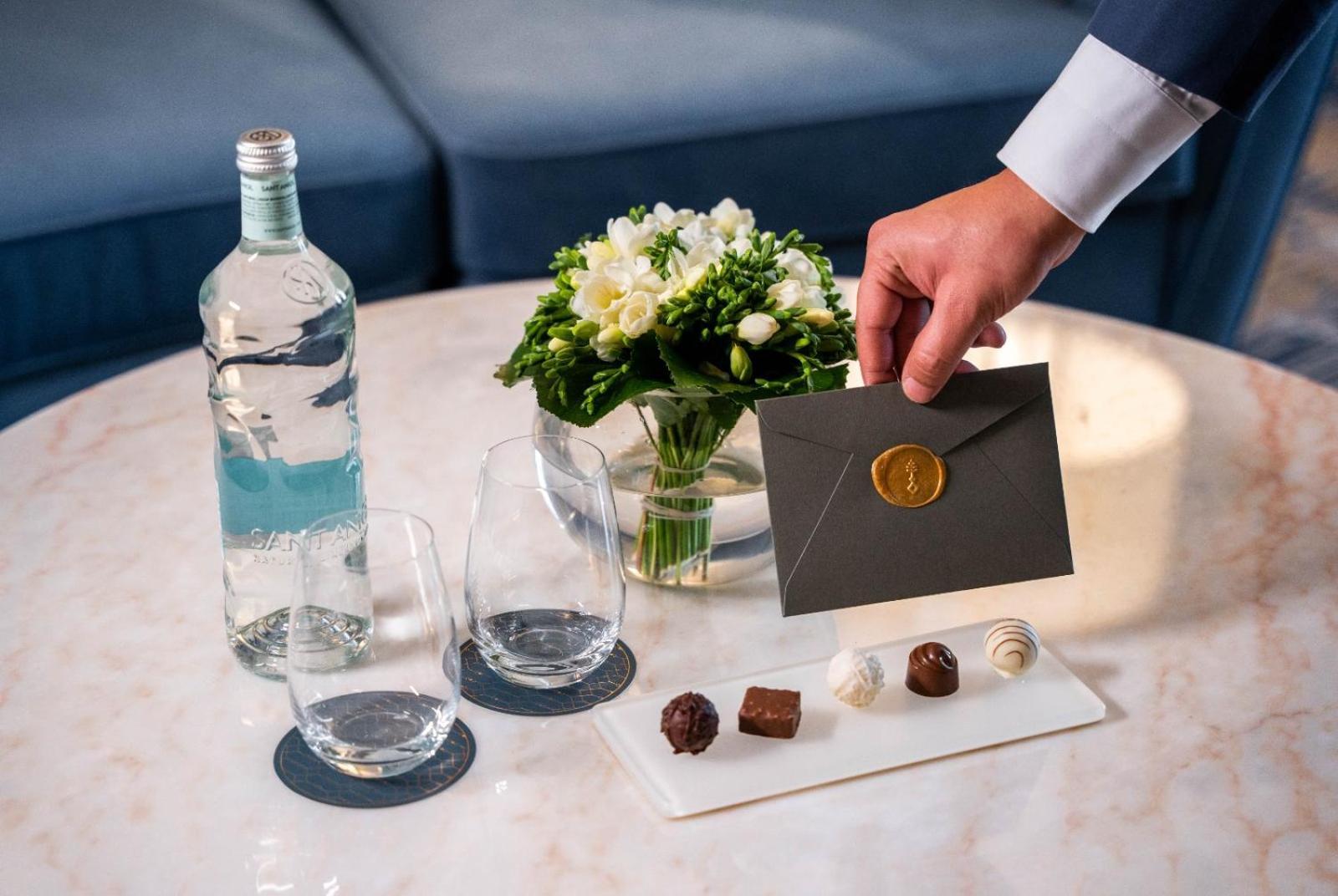 Jareed Hotel Riyadh Eksteriør bilde A butler delivers a letter