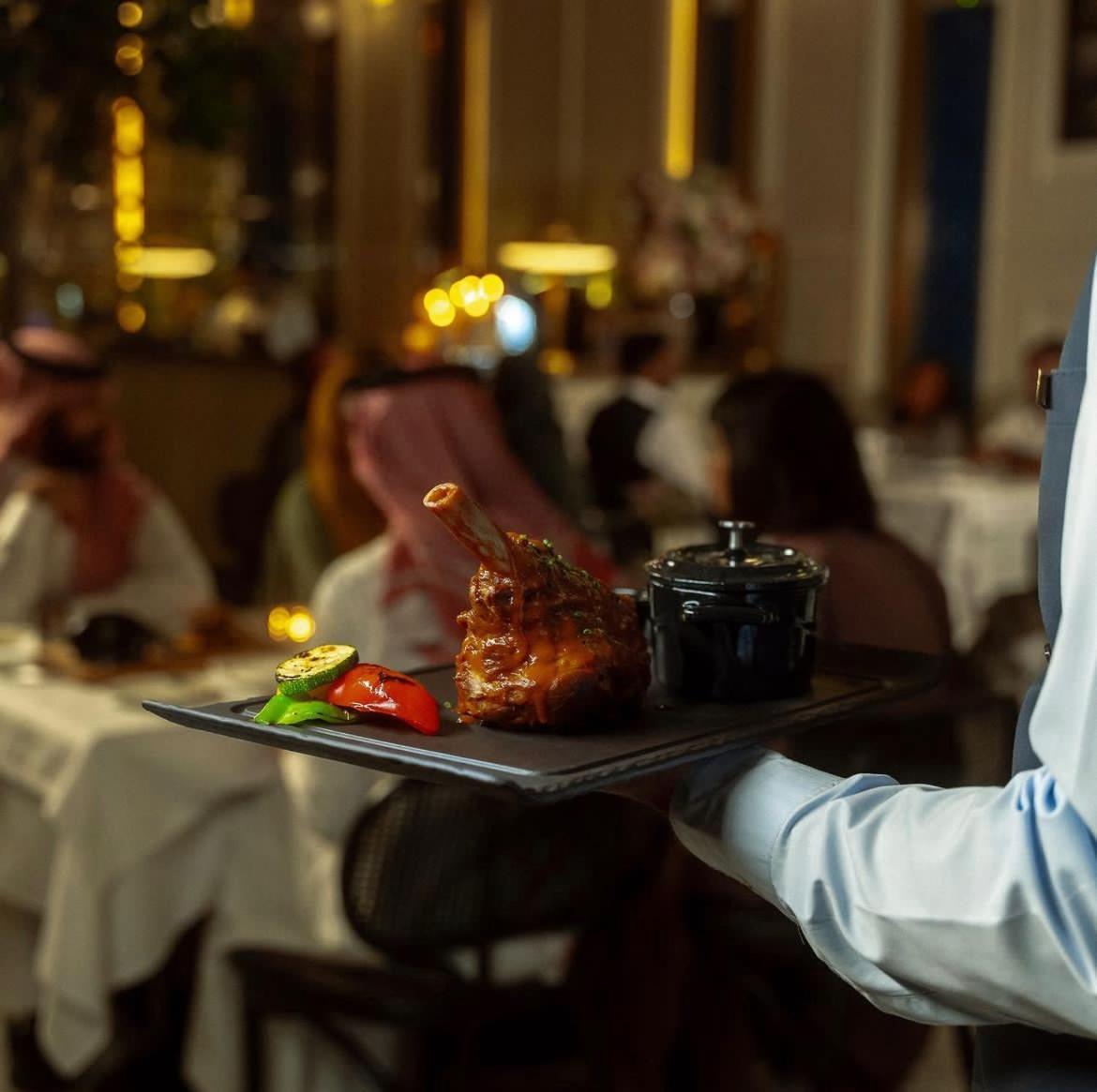 Jareed Hotel Riyadh Eksteriør bilde A waiter serving food